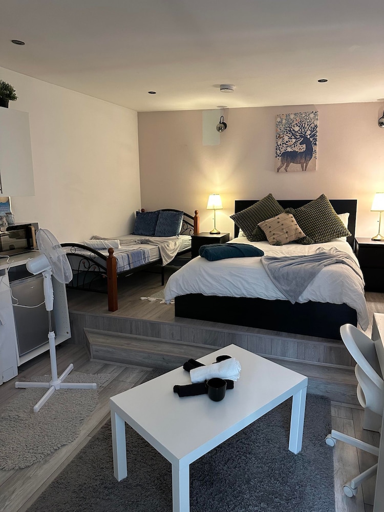Studio Sleeps 3 - Outdoor Space - Pet Friendly