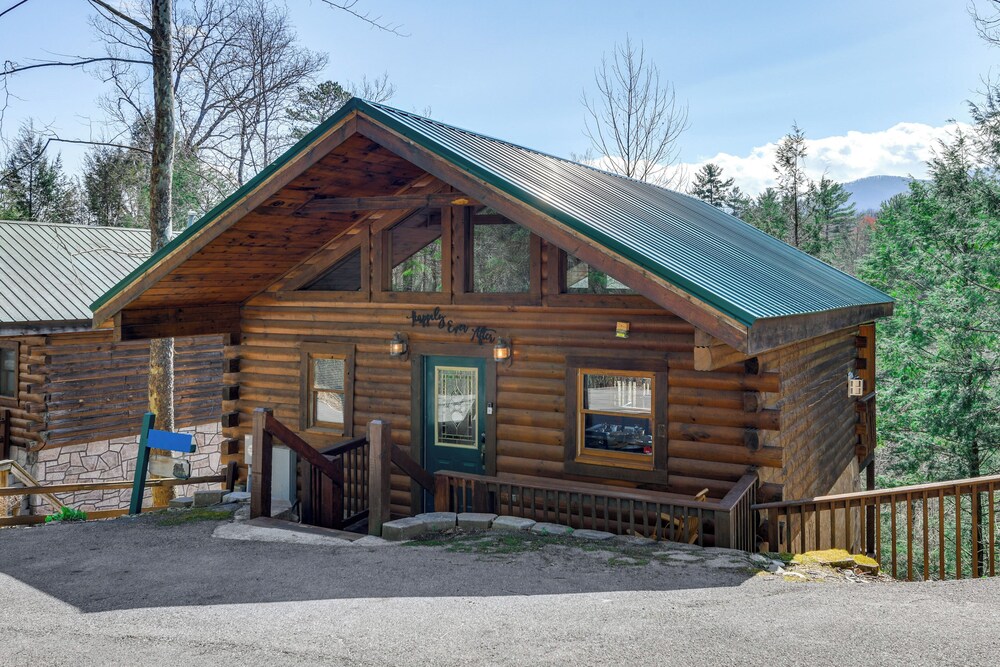 Smoky Mtn Escape w/ Hot Tub: 4 Mi to Gatlinburg!