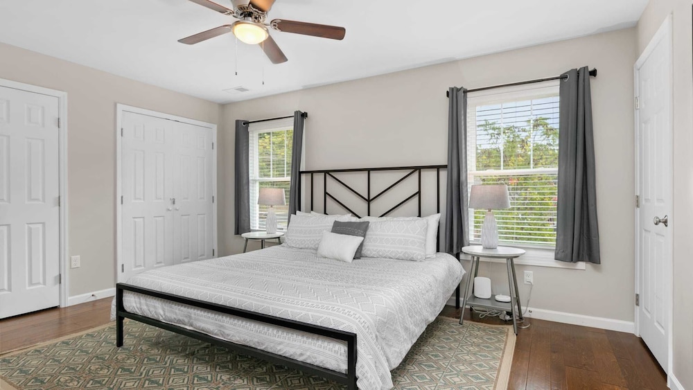 10 Townhomes, Sleeps 89 6 Mins to DT Asheville Sycamore Cove by Avantstay