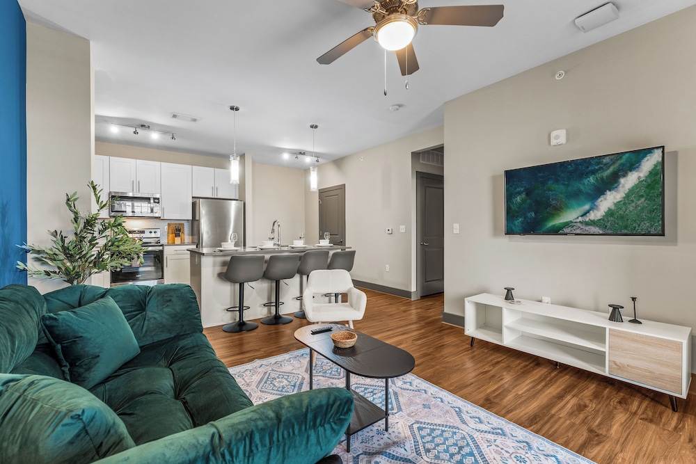 Monarch Apartments 15m to Parks, Pet Friendly, Free Parking by Heavenly Homes