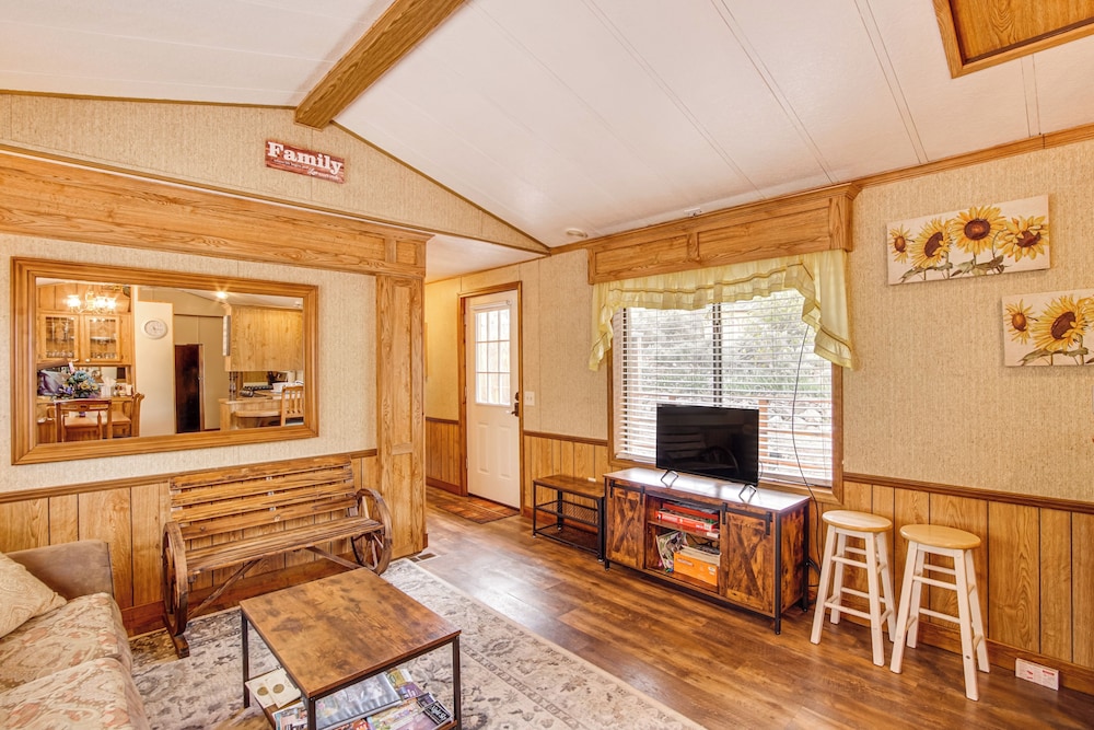 Creekside Cabin w/ Deck & Views in Panguitch!
