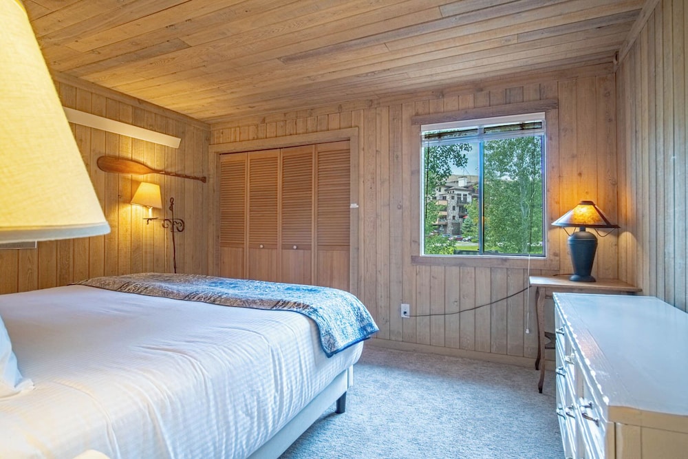 Bonne Vie 2247 Sunny & Spacious 4 Bedroom Condo in the Heart of Elkhorn Village