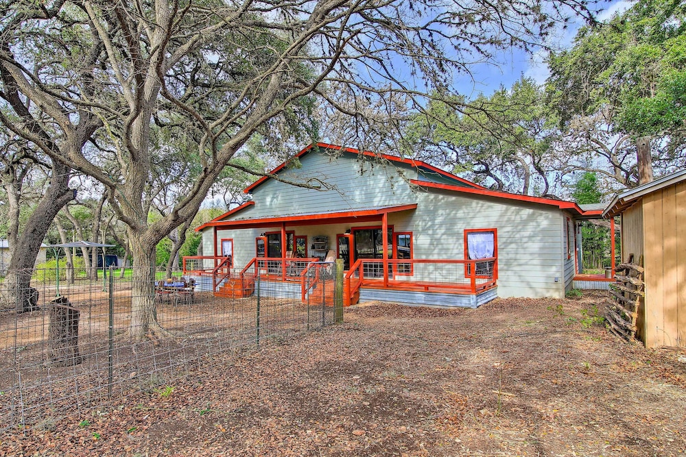 Peaceful Helotes Cabin: Fire Pit, 9 Mi to Old Town view 3