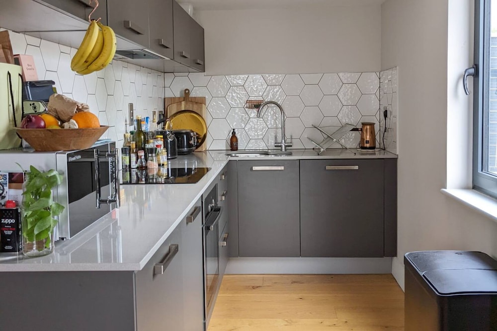 Contemporary Open Plan 1 Bedroom Mezzanine Loft in Hackney