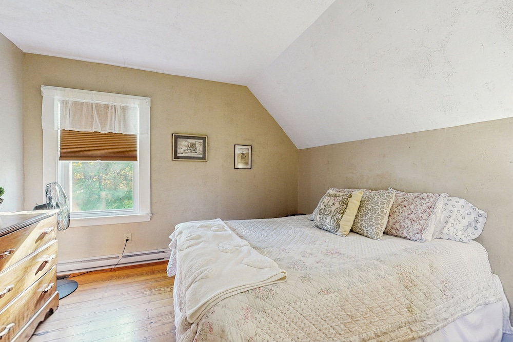 4BR House w/ Kitchen, Jetted Tub, Wifi + gas Grill