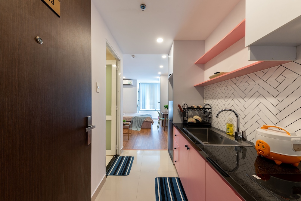 RIVERGATE apartment infinity pool & Gym