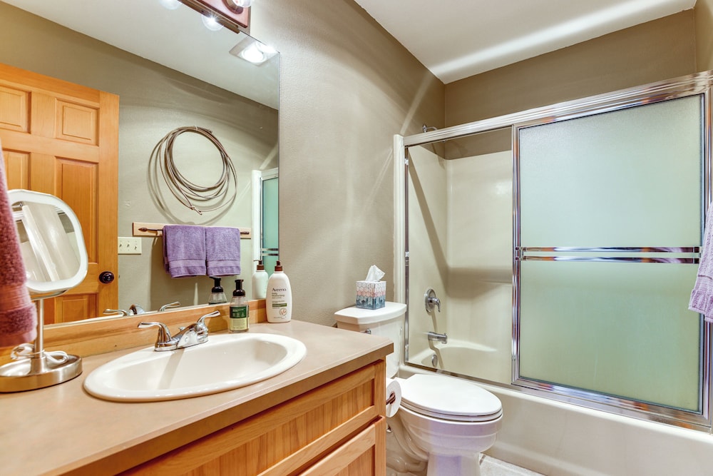 Hike, Fish & Ski: Redmond Escape w/ Hot Tub!