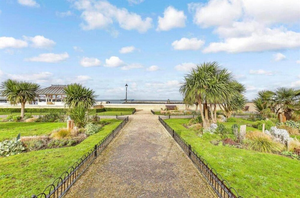 Stunning 1-bed Flat W/seaview, Garden Pet Friendly