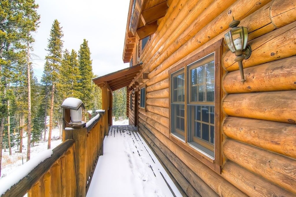 Snowshoe 4 Bedroom Home by RedAwning