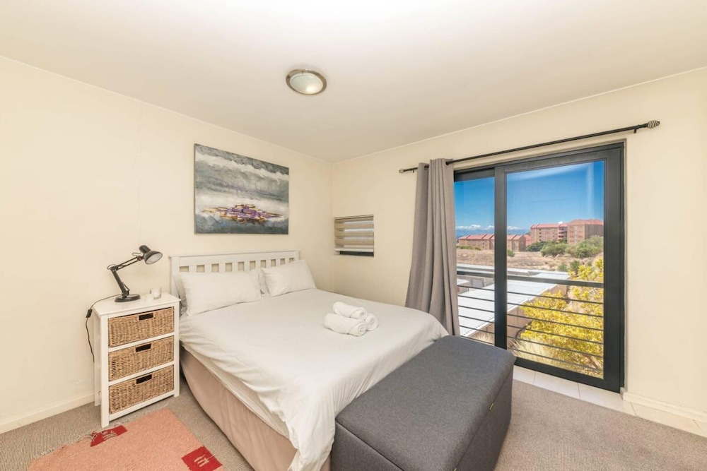 Delightful 2 Bedroom Townhouse in Woodstock view 3