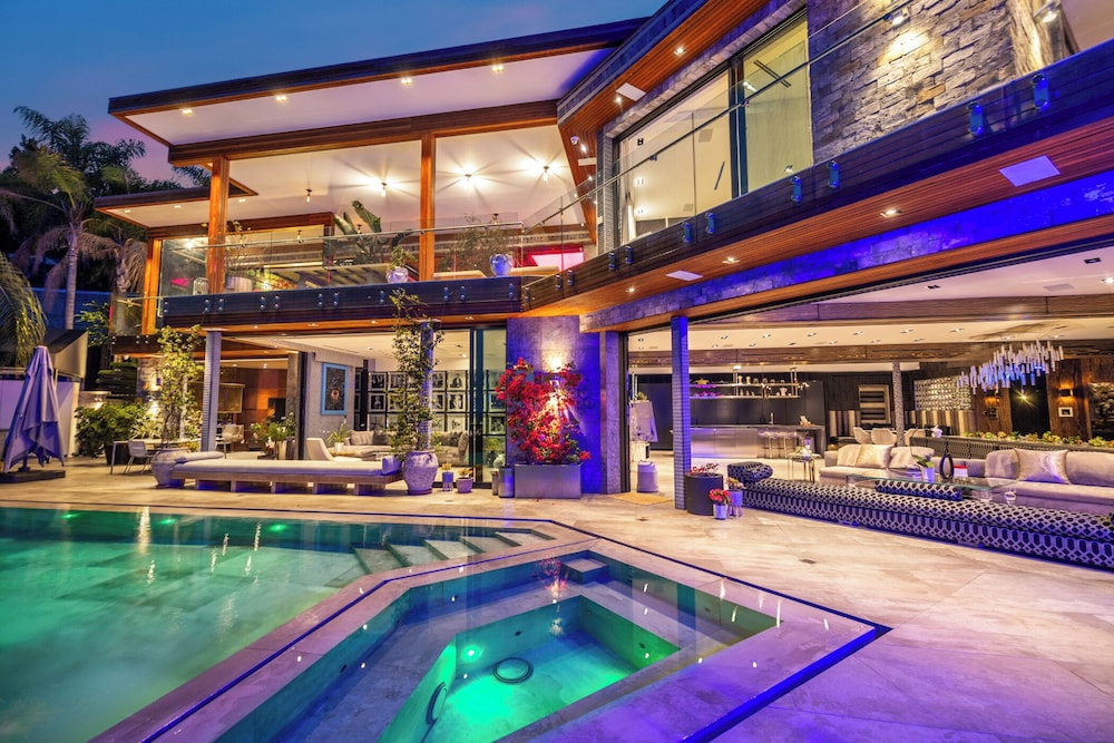 Villa Kaleida - Sleek Modern Sunset Villa With Eclectic Style & Infinity Pool