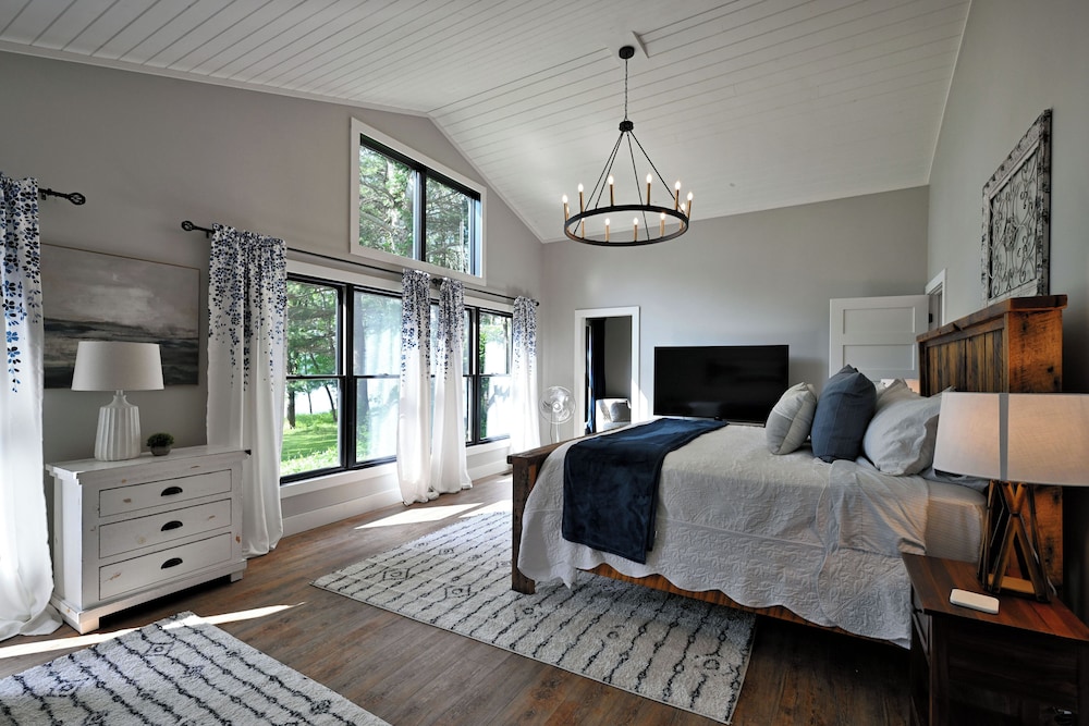 Modern Lakehouse Retreat on Lake Namakagon With Private Hot Tub