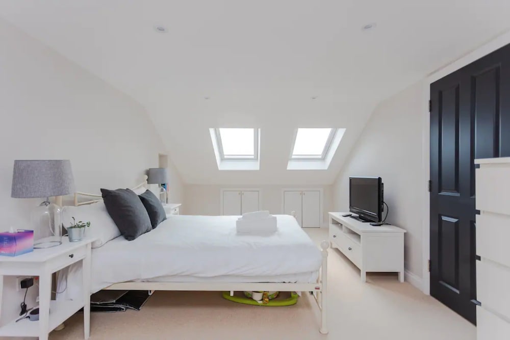 Modern 3 Bedroom Home in Honor Oak Beside Nature Reserve