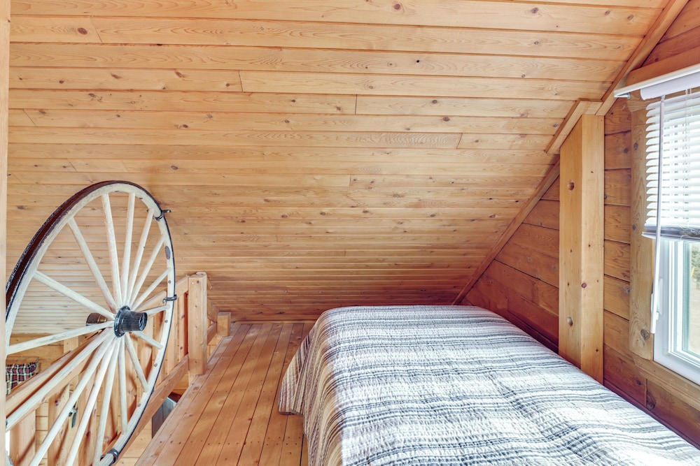 All-season Long Lake Base Camp! Family Cabin