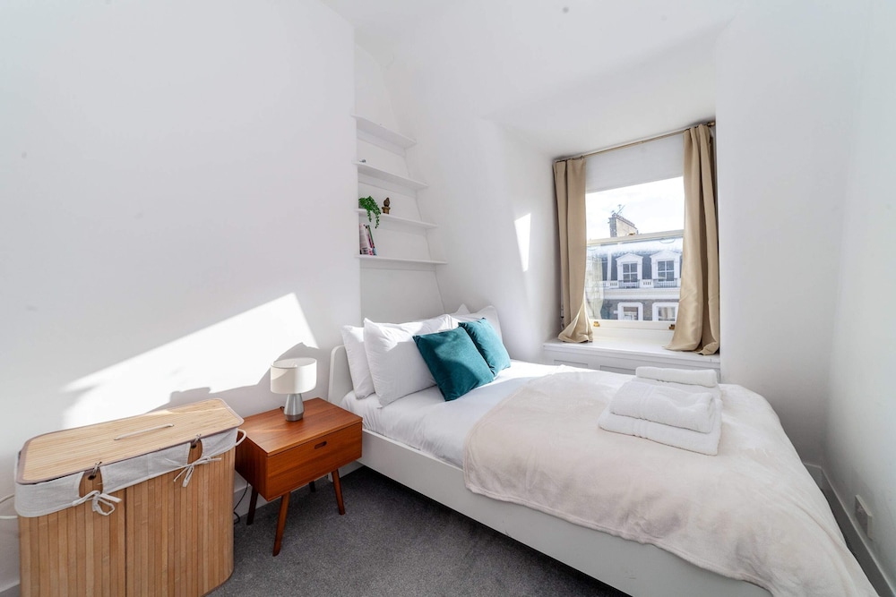 Bright and Spacious Earls Court Gem view 4