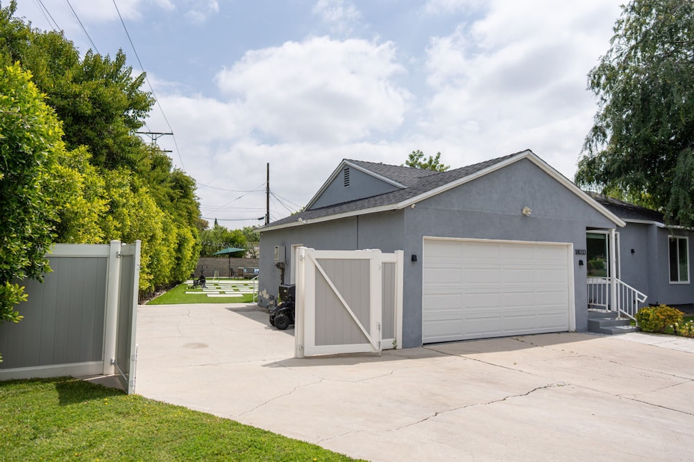 Upscale Upgraded Beautiful Spacious 3BR House in Encino Fully Renovated With Garage Very Large Fenced Yard Patio AT END OF Cul-de-sac p84