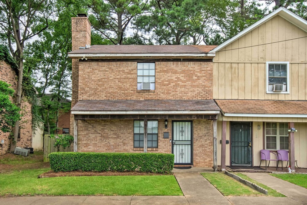 Modern Jackson Townhome ~ 6 Mi to Downtown!