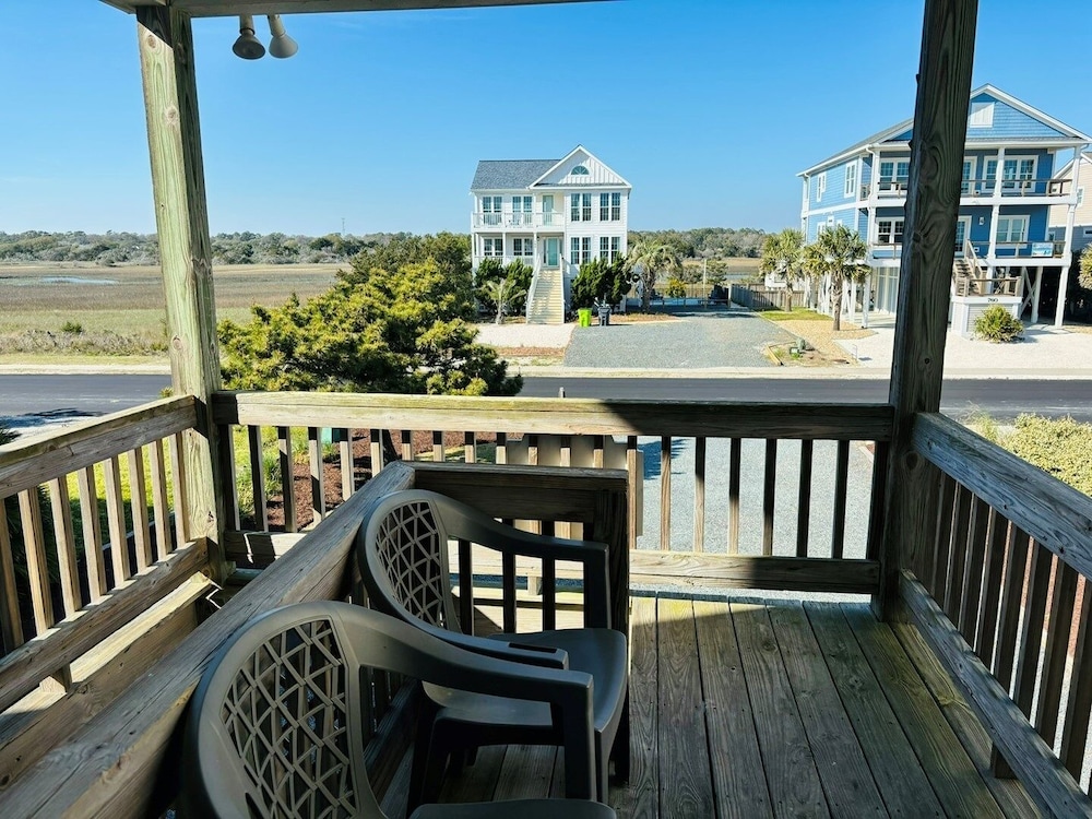 Great Place 5 Bedroom Home by RedAwning