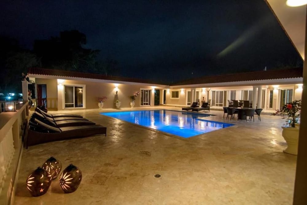 Villa With 4 Master Bedrooms w/ En-suite Bathrooms