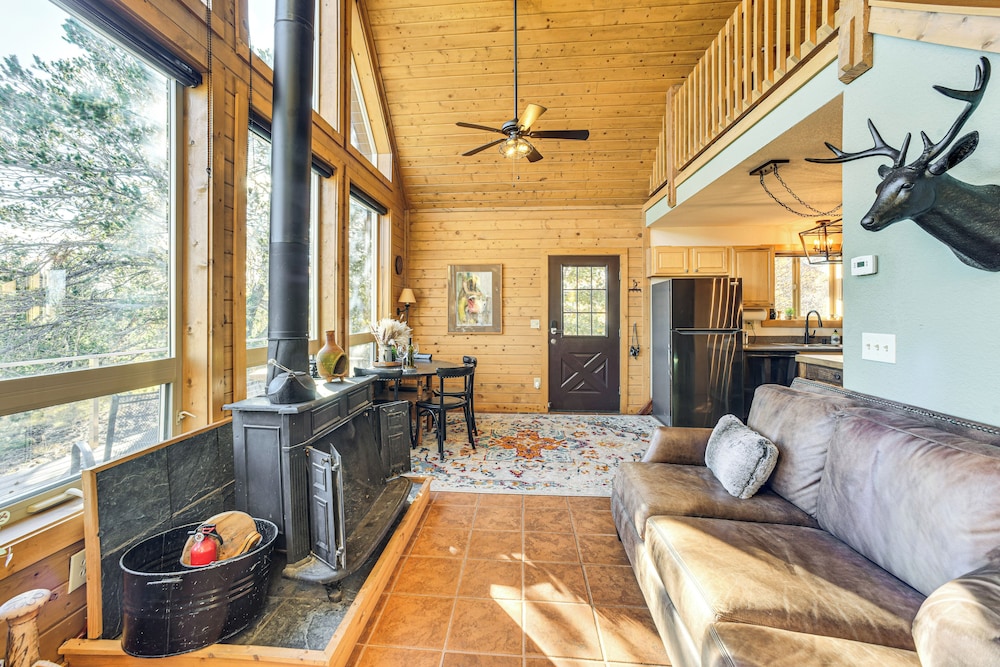Hot Tub & Peak Views: Cripple Creek Cabin