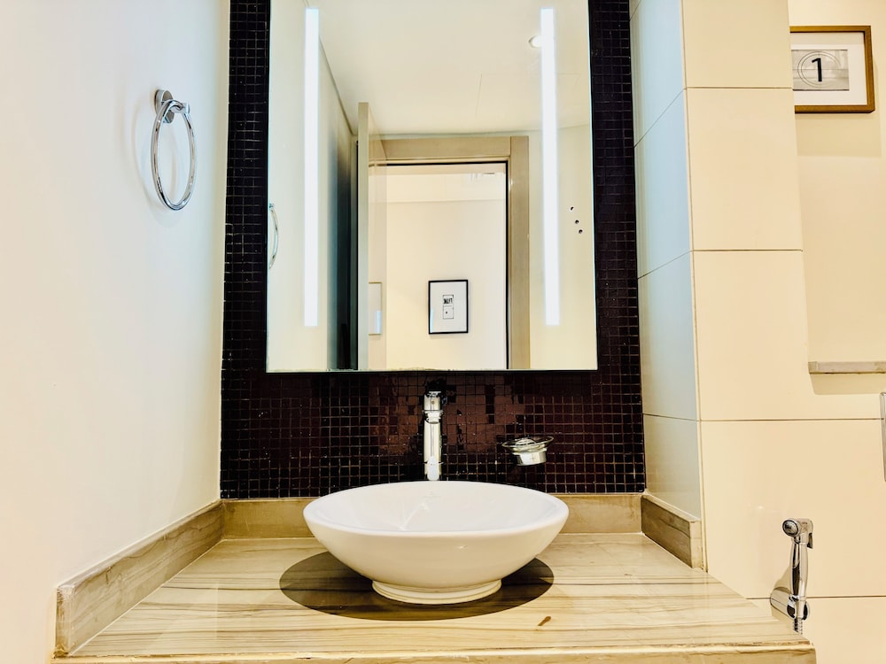 Venduras Cozy 3BR at Damac Tower