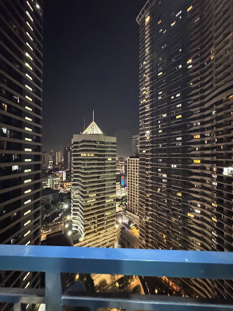 Entire Room in Makati Center With Fast Wifi