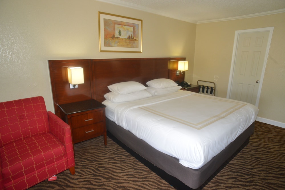 Hometown Inn & Suites