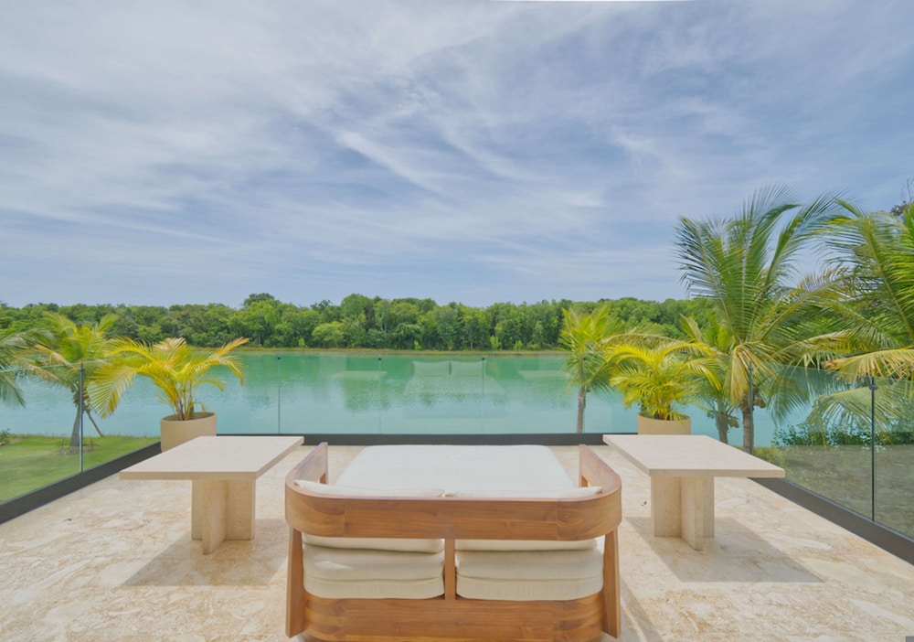 Modern Lake Villa With English Speaking Staff in Golf and Beach Resort