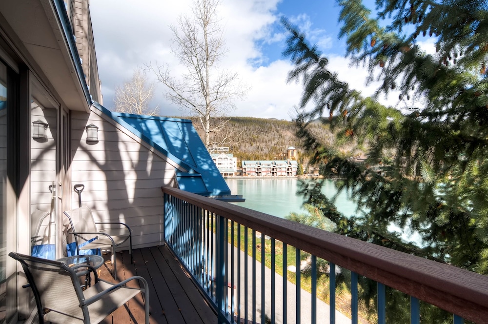 3bdr Condo-master Fireplace, Upgraded Kitchen, Kids Ski Free 3 Bedroom Condo by RedAwning