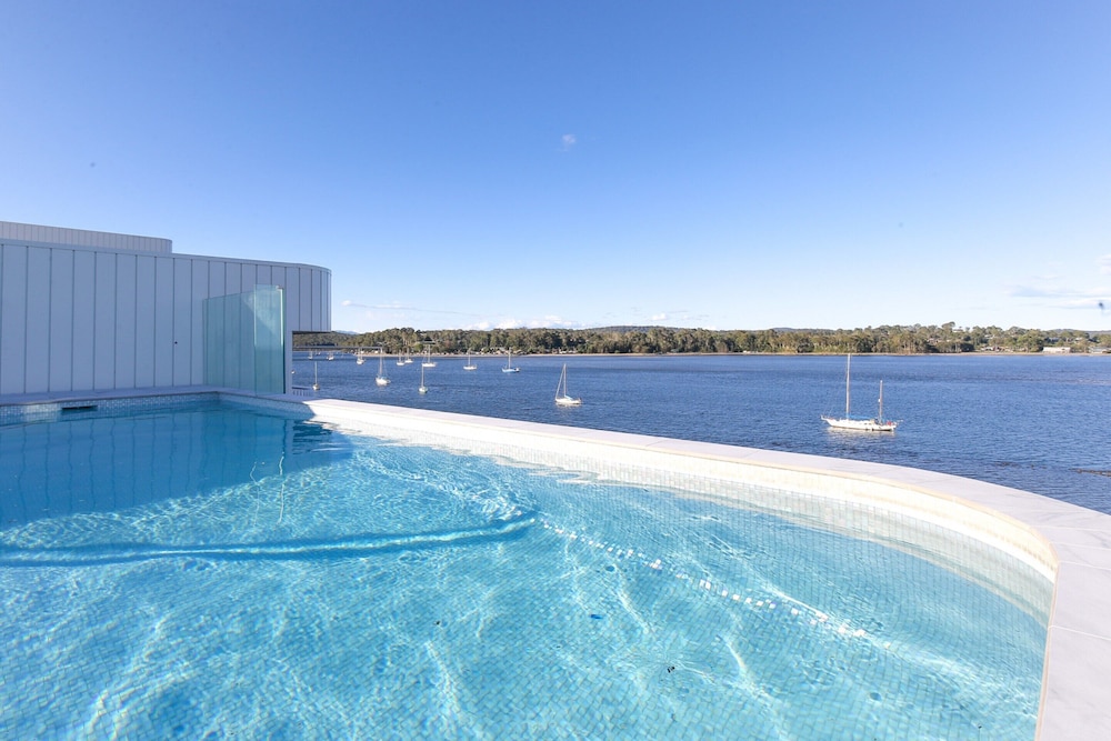 Glorious 2-bed With Waterside Balcony Views