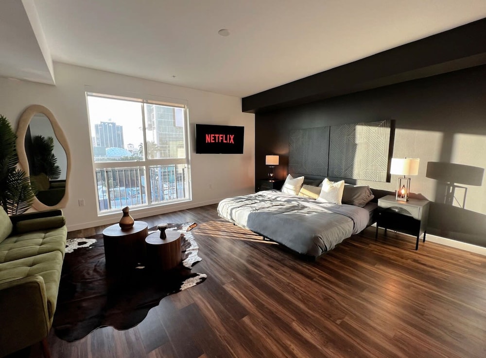 Modern Cosmopolitan APT Mid-hollywood Free Parking