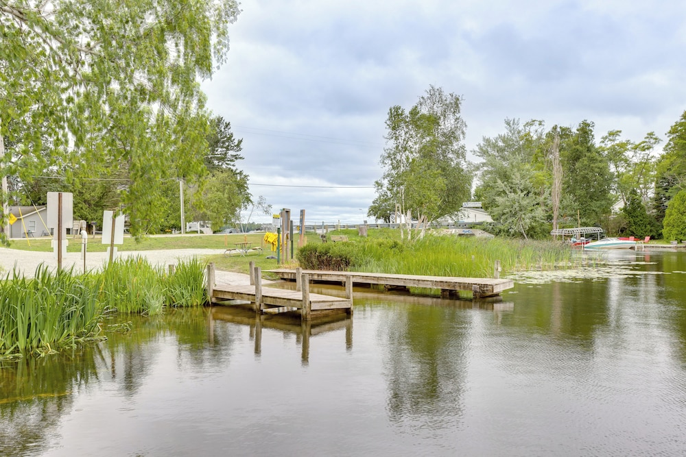 Walk to Lake Hamlin: Cottage Near Boat Launch