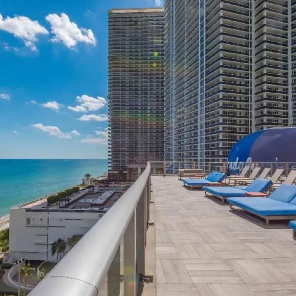 Rooftop Pool Oceanview Balcony Beachfront Resort