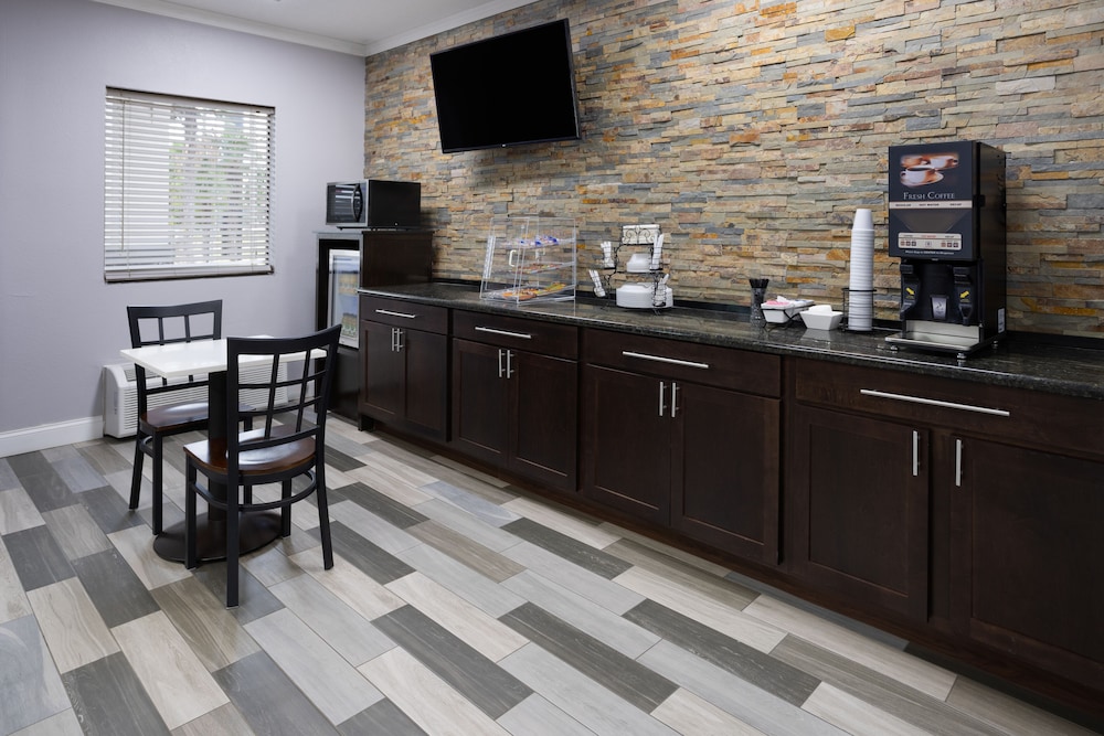 Perry Vacations - Super 8 by Wyndham Perry GA - Property Image 8