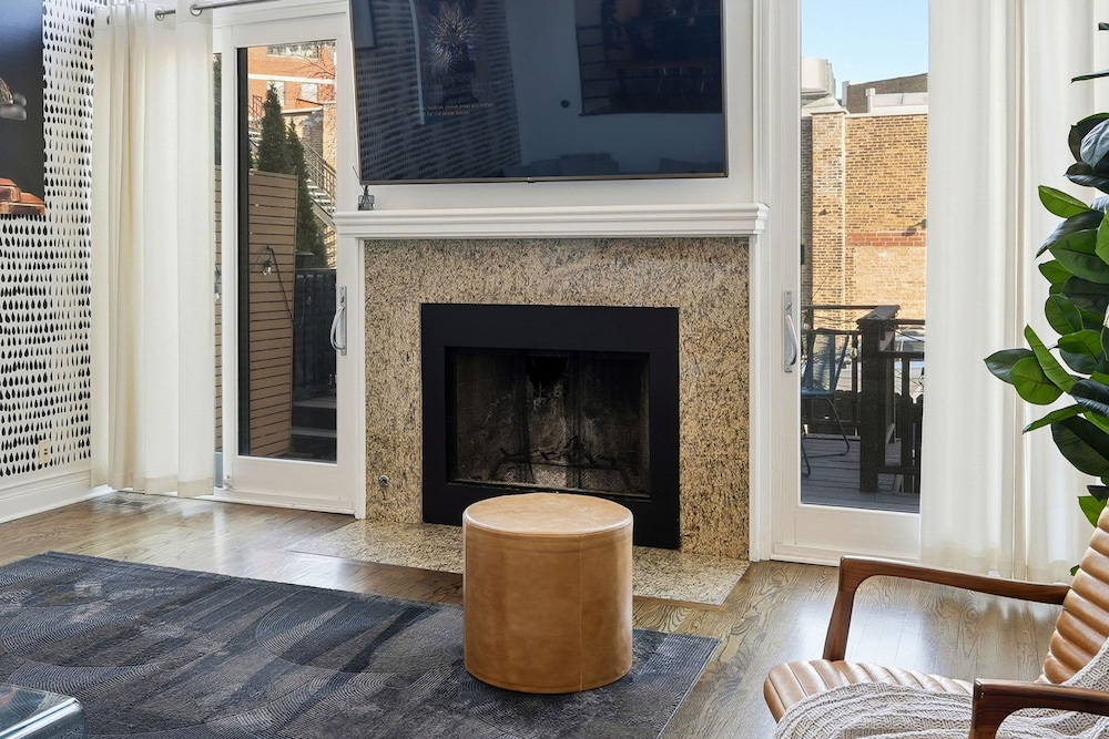 Modern 4-bedroom Townhouse in River West
