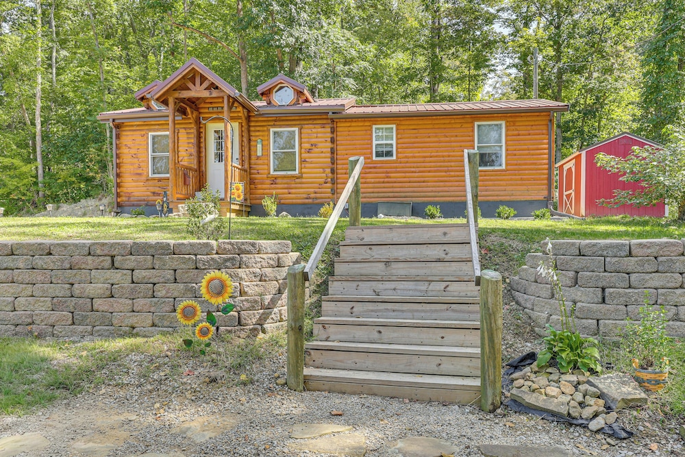 Charming Couples Cabin on 40 Acres in Zanesville