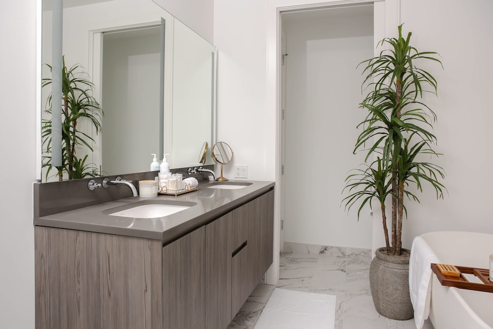 The Lyra Luxury Group Getaway - Two Penthouses