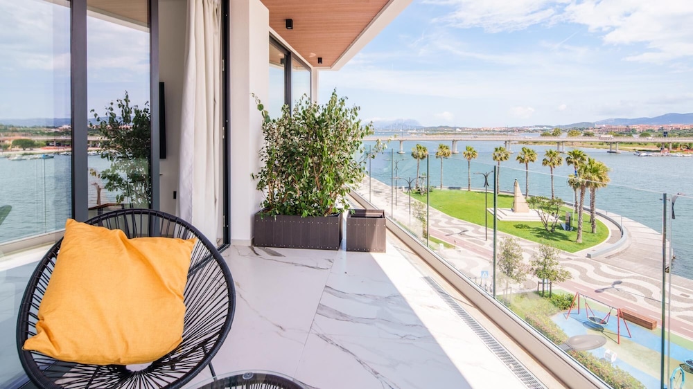 Welcomely - Deluxe Room - Frank Sinatra view 2