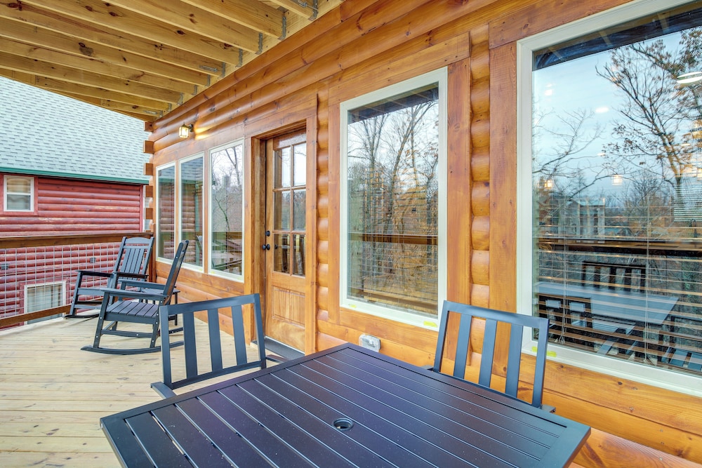 Hot Tub & Spectacular Views: Sevierville Cabin