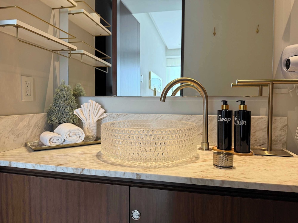 Luxury 2BR Bolongo Ocean View Private Beach