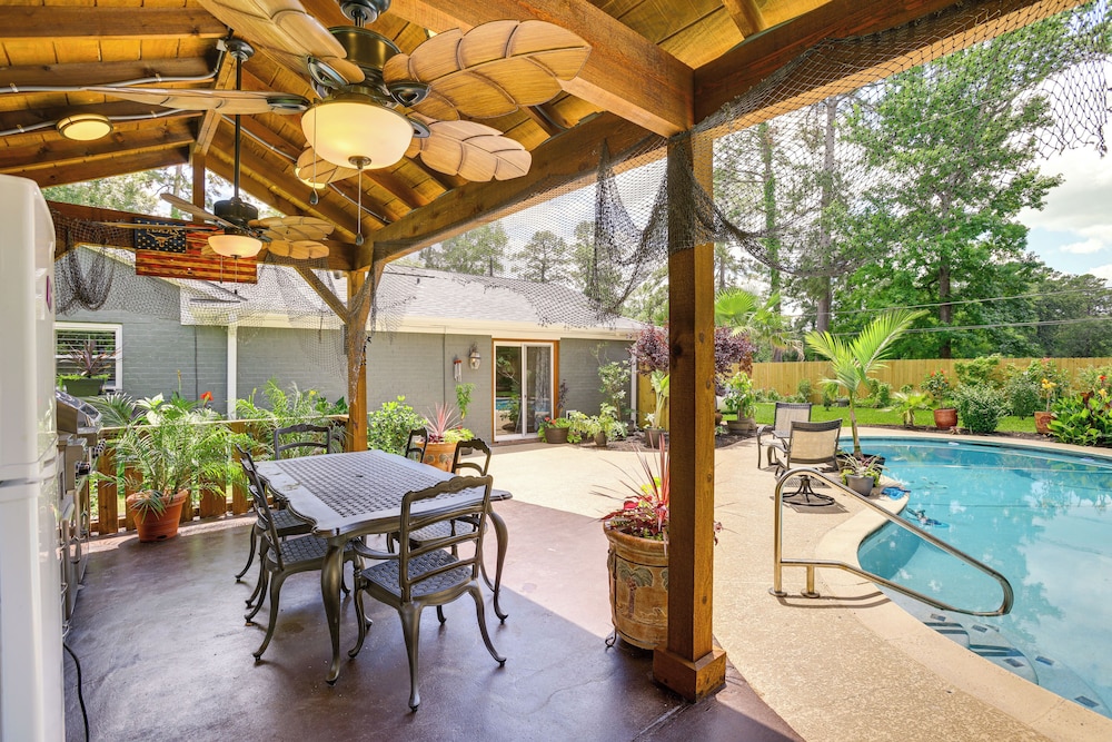 Outdoor Kitchen & Hot Tub: Tranquil Home in Humble