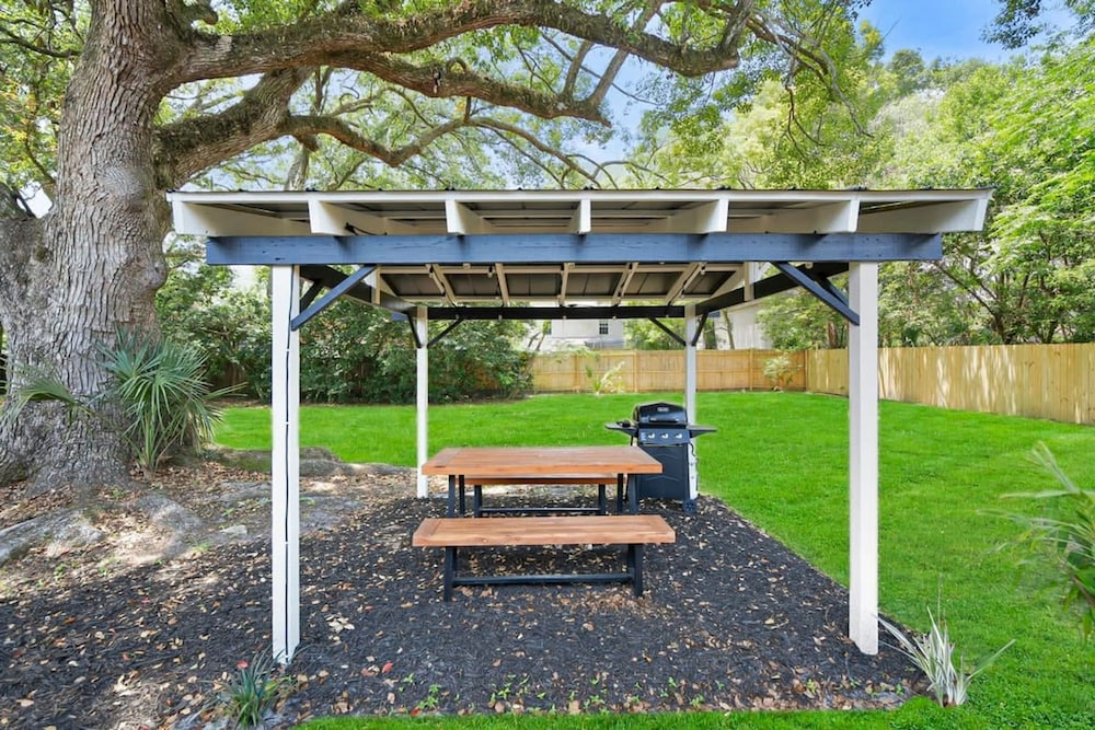 Beautiful Kitchen BBQ Outdoor Dining Big Yard
