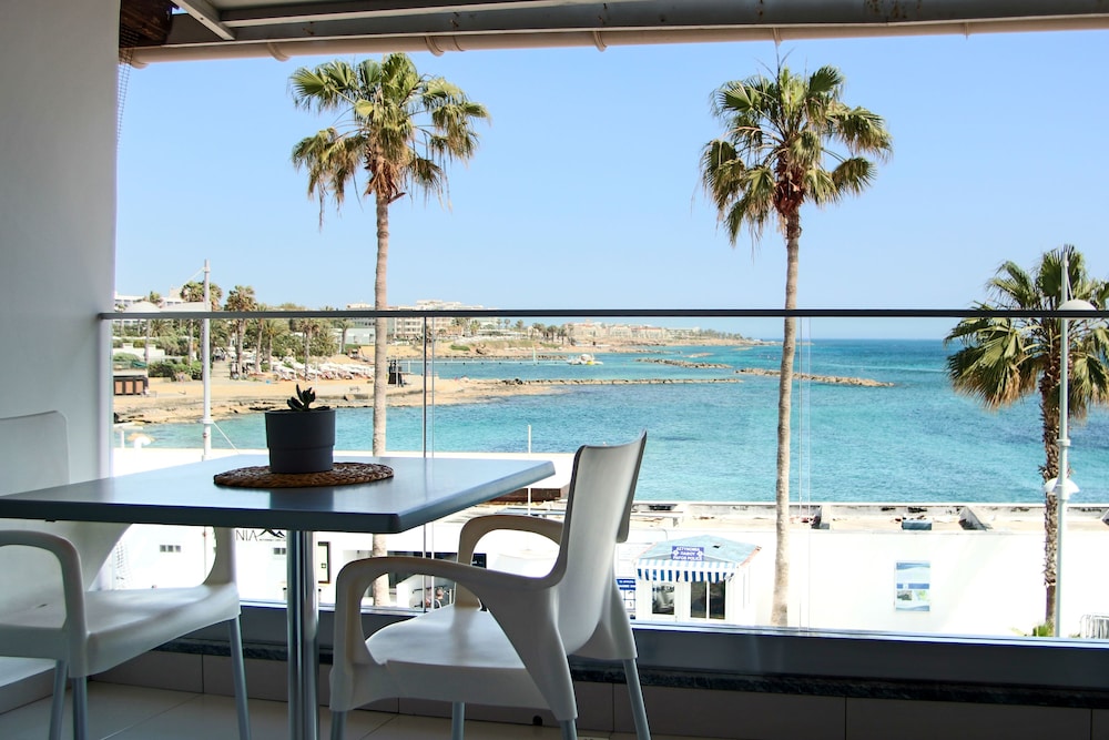 Phaedrus Living: Seaside Luxury Flat Lighthouse 53