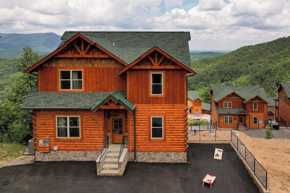 2 Homes Firefly Trail Way by Avantstay Sleeps 28, Indoor Pool + Hot Tub + Movie Theater & Game Room