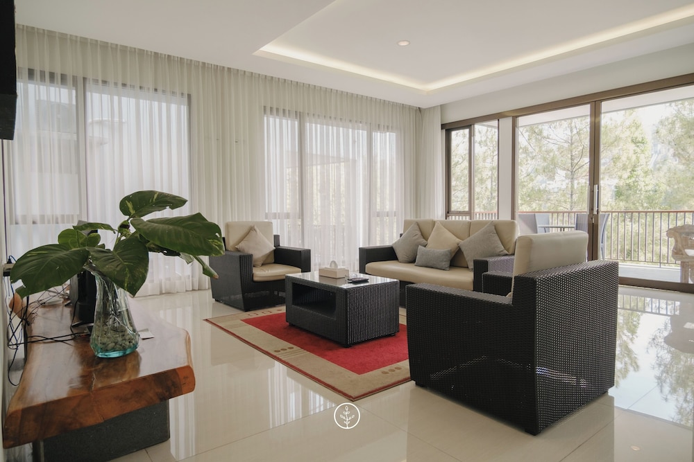 Magenta Hill View Villa 6 bedrooms with a private slide pool