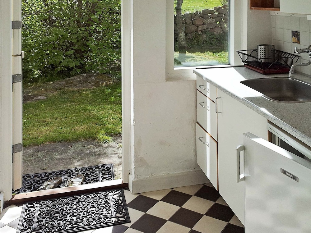 Spacious Holiday Home in Allinge Bornholm near Sea view 4