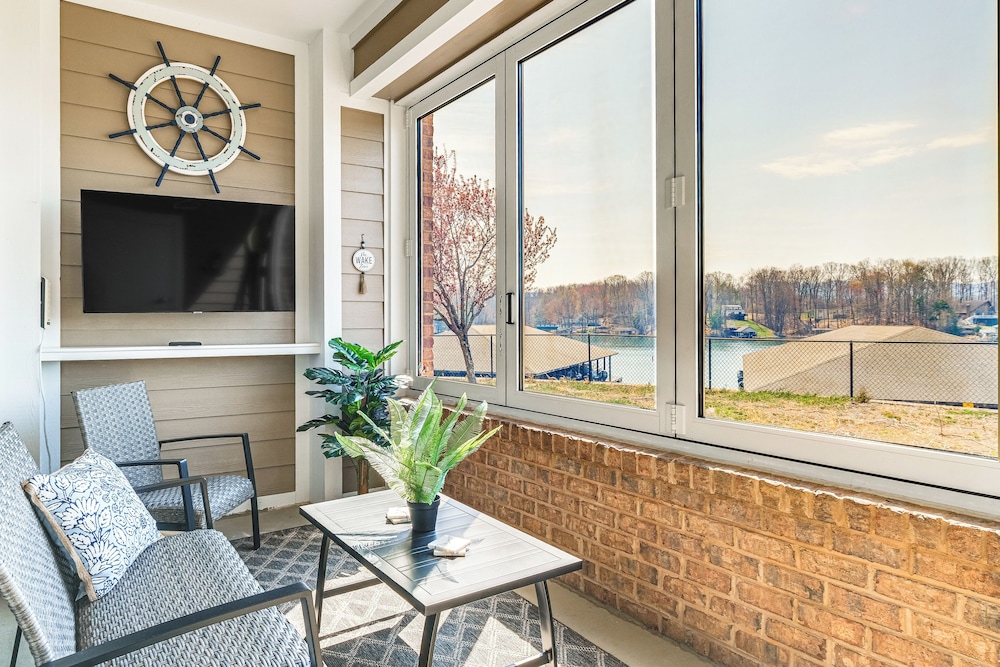 Smith Mountain Lake Retreat w/ Resort Amenities!