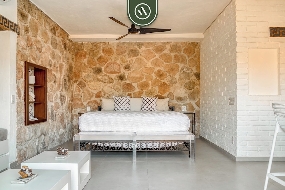 1 BR Mountain Retreat - 5 min to Beach - Pool