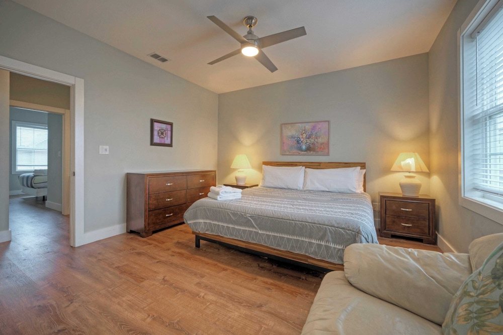 Sleeps 19 2 Homes w/ Pool, Foosball+shuffleboard Mins to the Beach + Shops