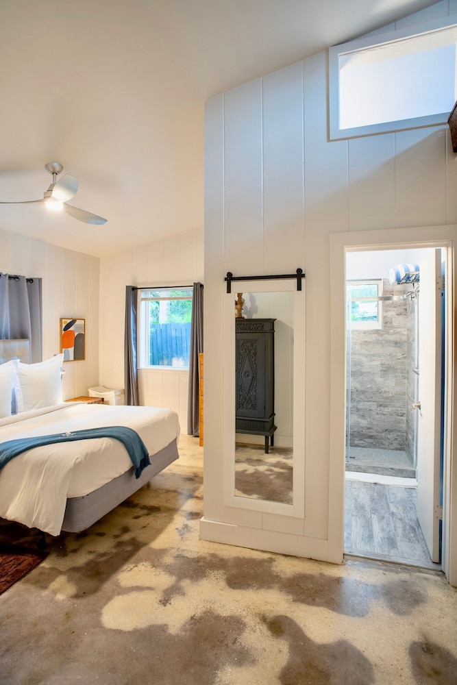 Walk to Wilton Drive - Spacious Quiet Villa 2 HOT TUB
